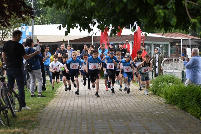 Bursa Osmangazi'de genç sporcuların duatlon heyecanı