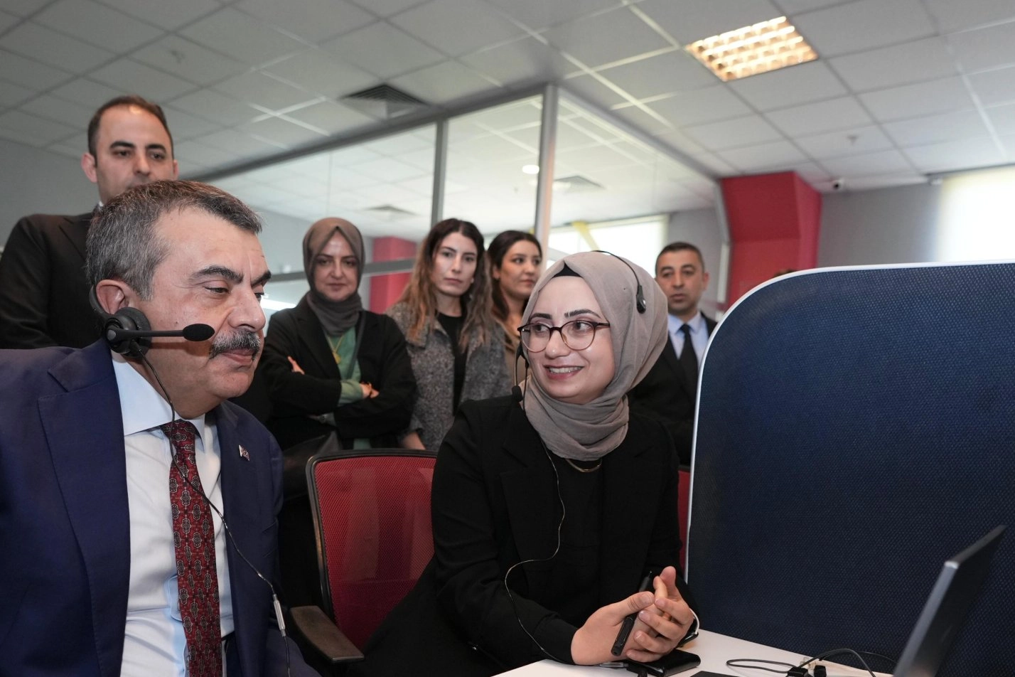 Bakan Tekin Van'da MEBİM'de çağrı yanıtladı