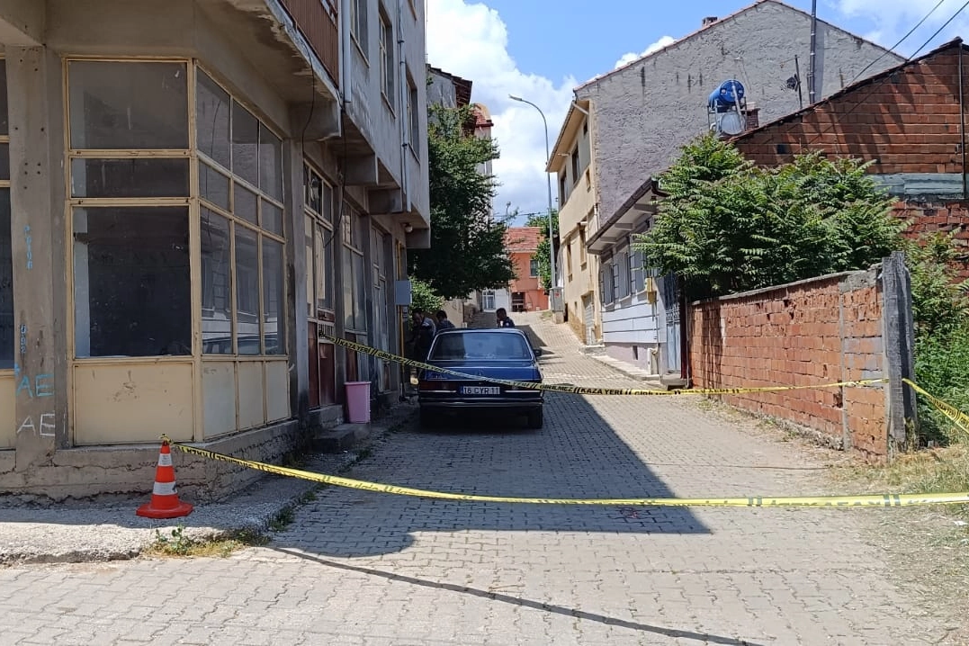 Pazaryeri'nde emekli öğretmen balkondan düşerek ağır yaralandı