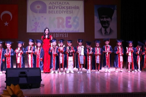 Antalya'da Kumlucalı miniklerden mezuniyet kutlaması 