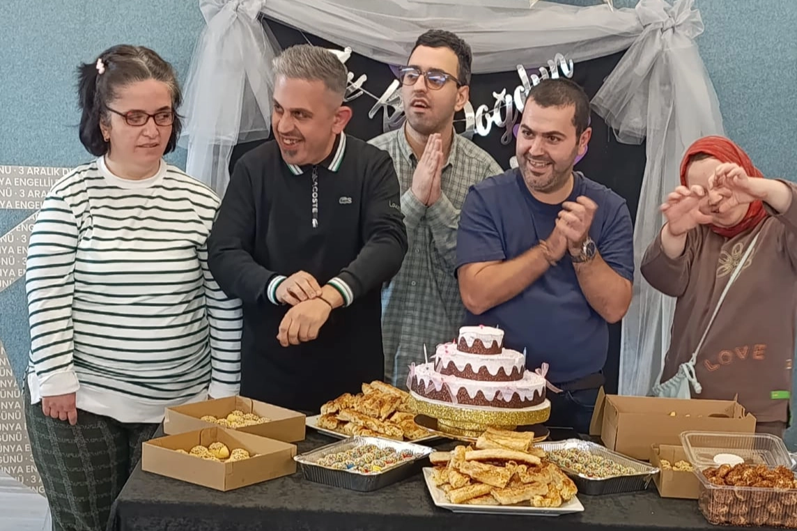 Sakarya'da özel çocuklara kemençe ve horonla doğum günü coşkusu