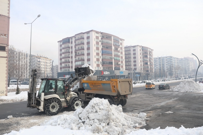 Diyarbakır'da kritik kavşaklarda kar temizliği