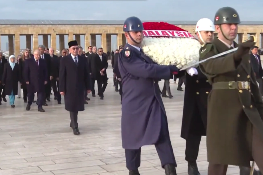 Malezya Başbakanı Enver İbrahim Anıtkabir'i ziyaret etti