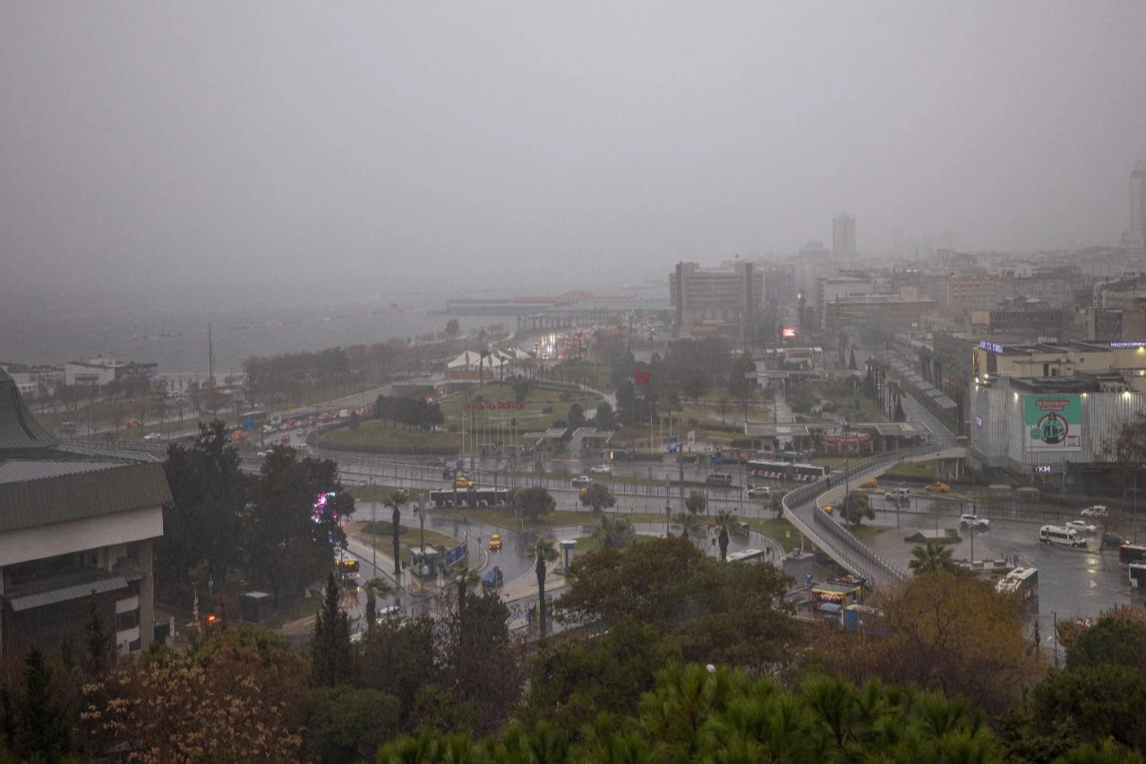 İzmir kuvvetli yağış ve fırtınaya karşı teyakkuzda