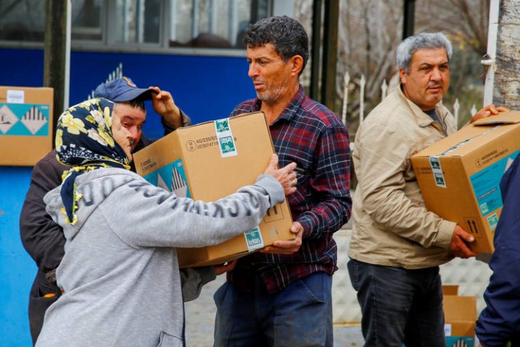 Antalya Büyükşehir Belediyesi, Döşemealtı Kovanlık Mahallesi’nde, çiftçilere, zirai ilaç hibe