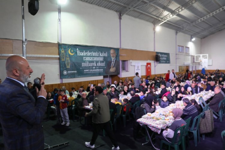 Farklı mahallelerde düzenlediği iftar programları ile vatandaşı aynı sofrada bir