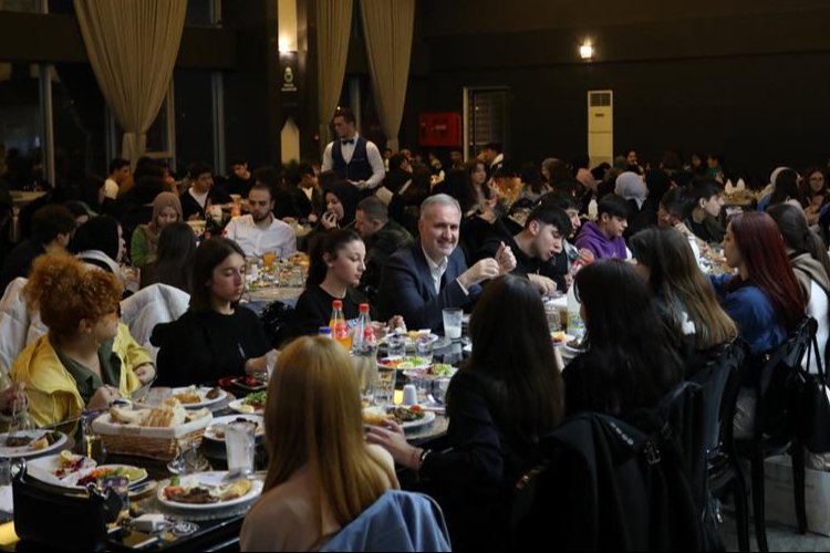 Belediye Başkanı Alper Taban, 18-30 yaş arası gençlerle düzenlenen iftar