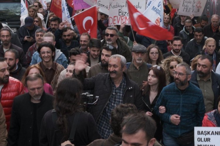 İstanbul Kadıköy’de Yoğurtçu Parkında toplanan vatandaşlar Türkiye Komünist Partisi (TKP)