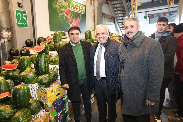 Bursa Kent Hali’ni ziyaret eden  CHP Nilüfer Belediye Başkan Adayı