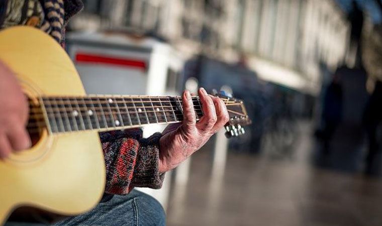 Melodika ve flüt gibi müzik enstrümanlarının notaları, müziği çalmak veya