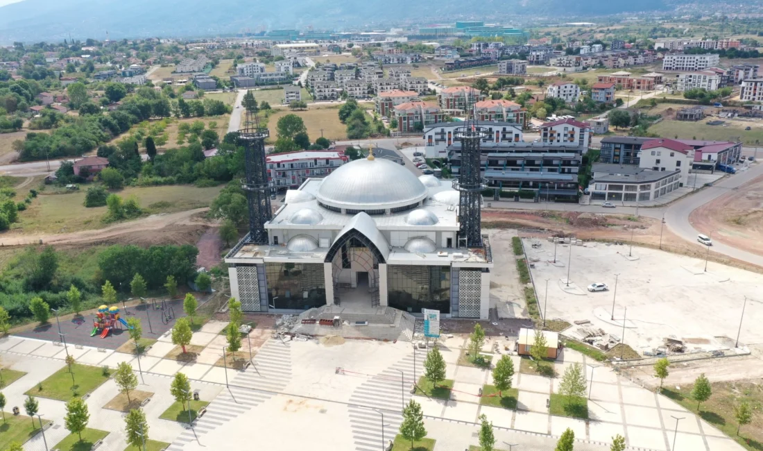 Kocaeli Büyükşehir Belediyesi’nce yaptırılan Kartepe Kent Meydanı Camii’nde çalışmalar devam