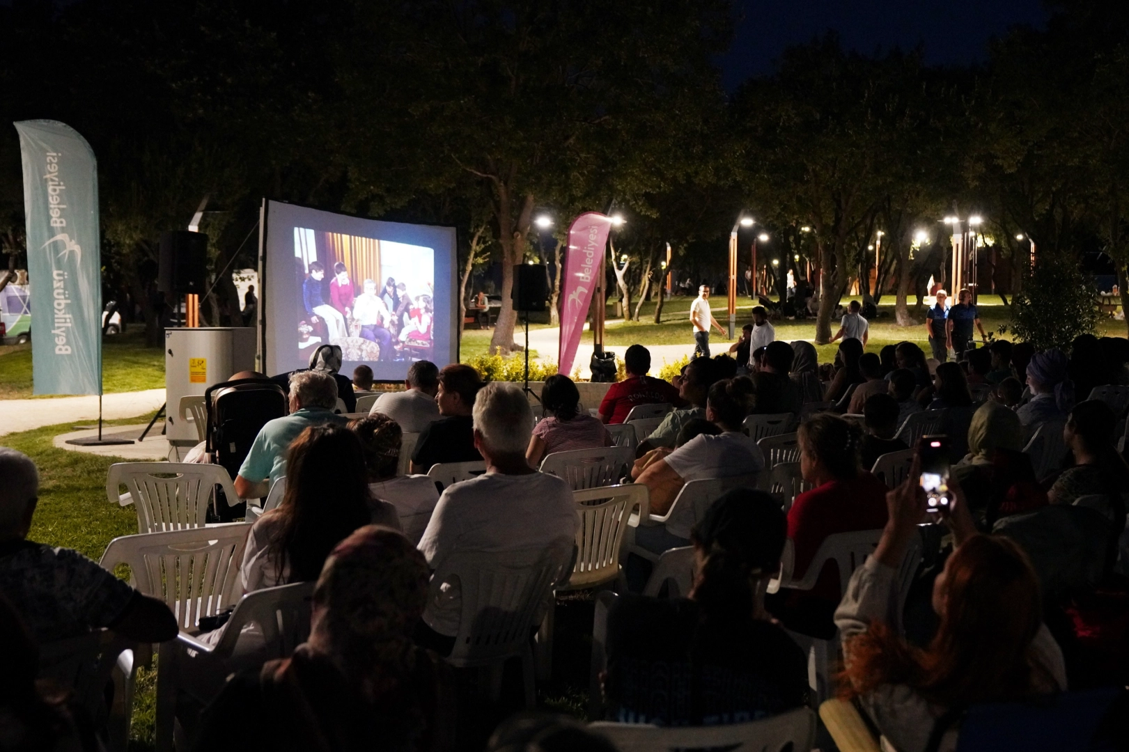 Beylikdüzü Belediyesi, “Nostaljik Film Akşamları” etkinlikleri kapsamında ilçenin farklı noktalarında