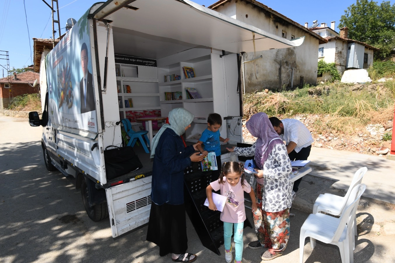 Osmangazi Belediyesi’nin kütüphaneye ulaşmakta zorluk yaşayan merkeze uzak mahallerdeki çocukları