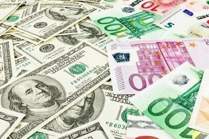 Türk Lirası dolar ve euro karşısındaki eriyişini sürdürüyor. Piyasalarda bu