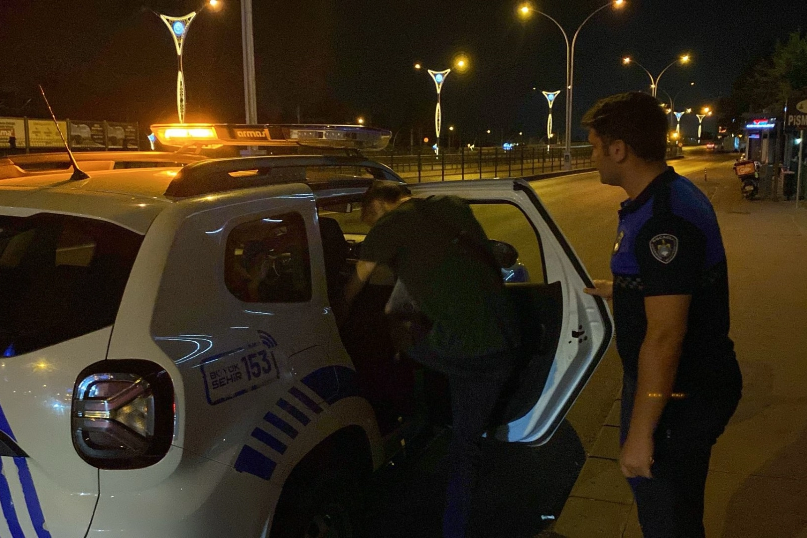 İzmit’te otobüs duraklarında uyuyan bir vatandaş, Büyükşehir zabıta ekipleri tarafından