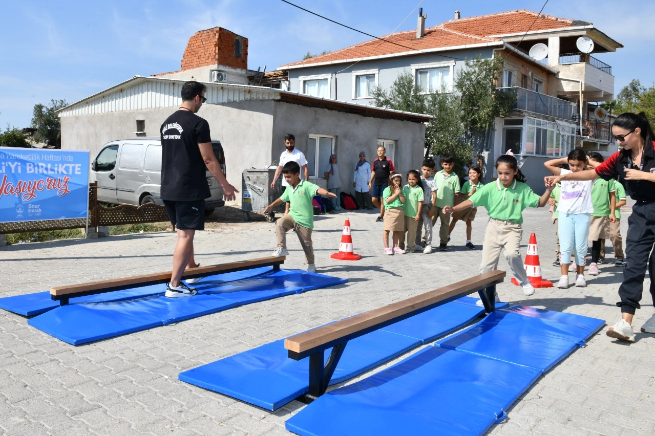 Çiğli’de, Avrupa Hareketlilik Haftası, kapsamında düzenlenen etkinlikler Kaklıç Mahallesi’nde çocuklar