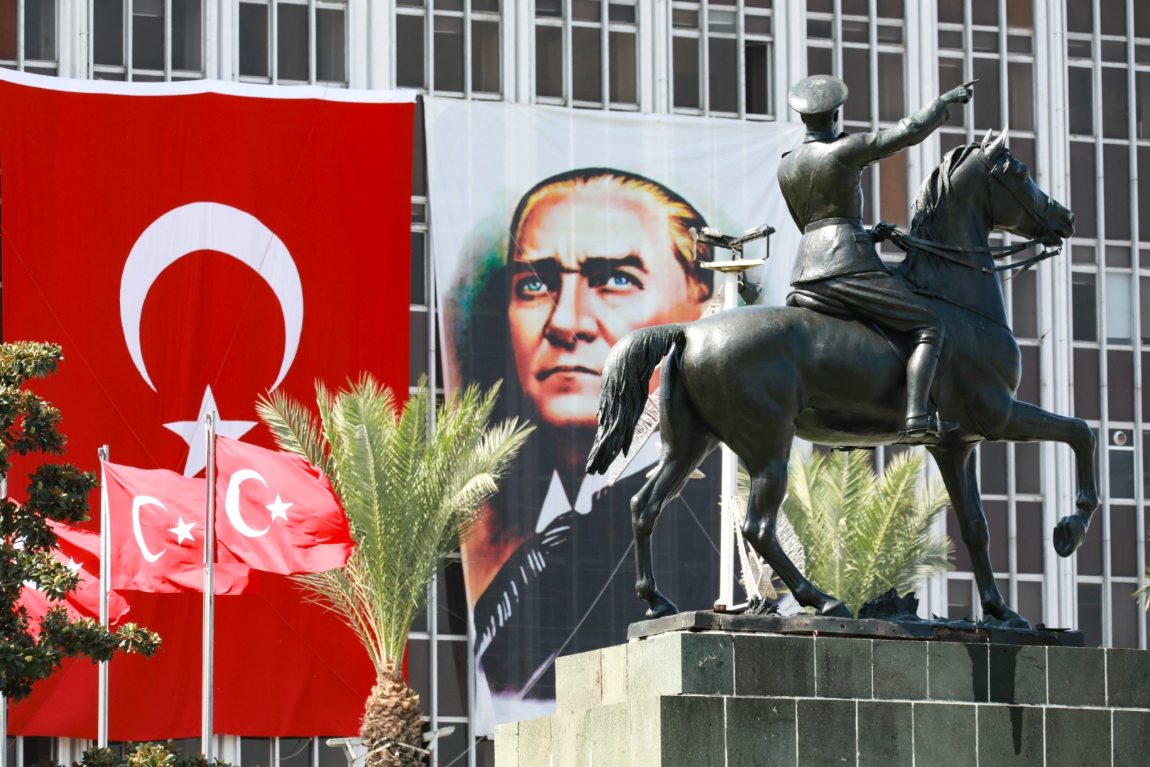 İzmir’in kurtuluşunun 102’nci yıl dönümü kutlamaları dolayısıyla İzmir Valiliği, Atatürk