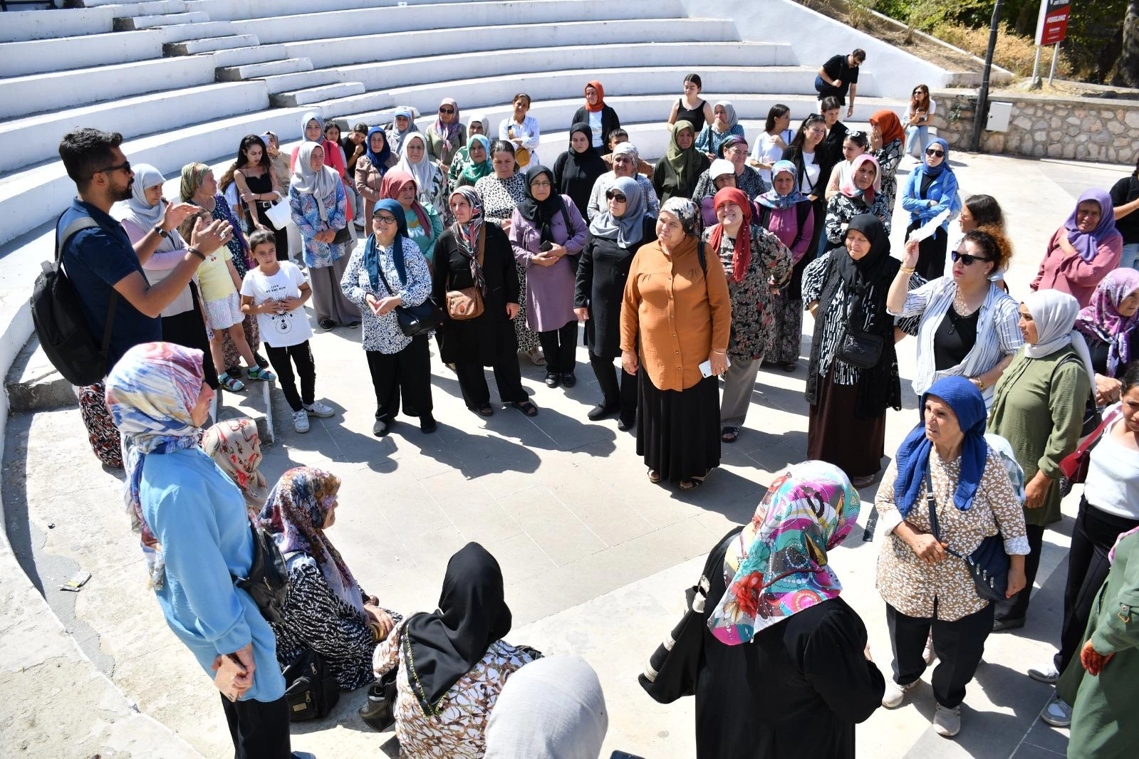 Manisa Büyükşehir Belediyesi tarafından düzenlenen Adım Adım Manisa projesi, Manisalı