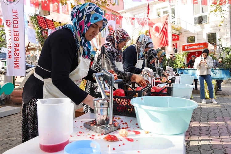 Bilecik’in İnhisar ilçesinde her yıl düzenlenen Geleneksel Nar Hasat Şenliği,