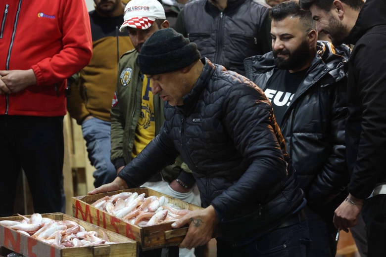 Antalya Büyükşehir Belediyesi Düden Balık Çarşısı, Antalyalıları taze ve uygun