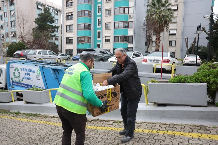 İstanbul Bakırköy Belediyesi, atıkları ilçe genelinde bulunan kumbaraların yanı sıra