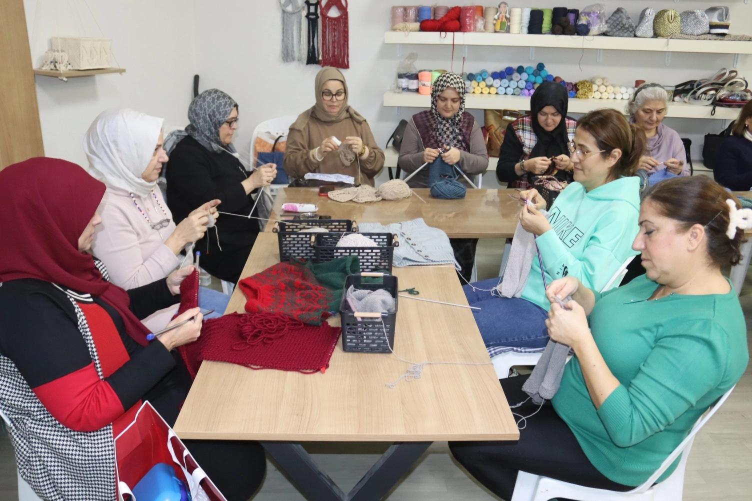 İzmit Belediyesinin kadınlara meslek kazandırma amacıyla yürüttüğü İZMEK kursları, İzmit