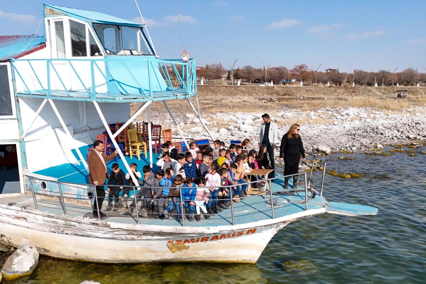 Van Erciş’te okuma yazmayı öğrenen birinci sınıf öğrencileri, öğretmenlerinin Van