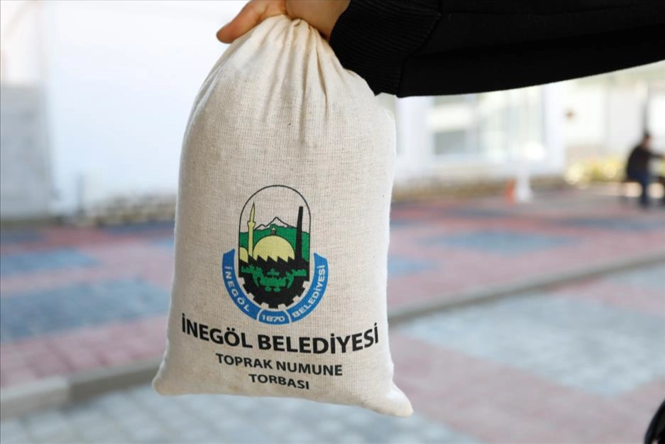 İnegöl Belediyesi’nin çiftçiyi desteklemek adına başlattığı “Ücretsiz Toprak Analizi” uygulamasında