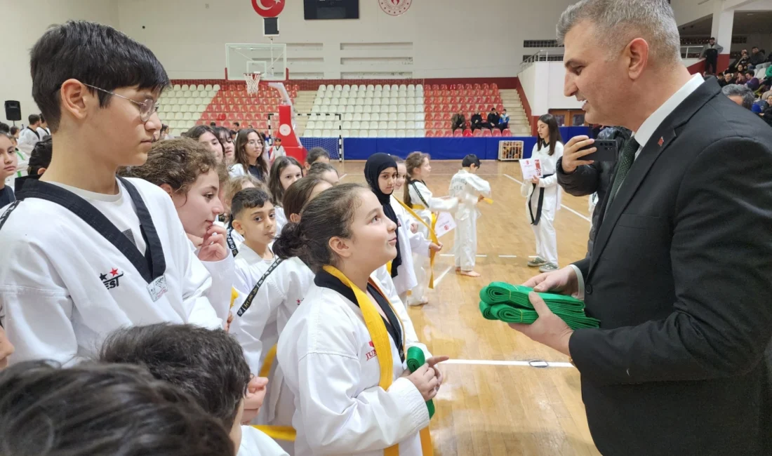 Kocaeli’de Gölcük Belediyespor bünyesindeki Taekwondo branşında bulunan 270 sporcu, düzenlenen