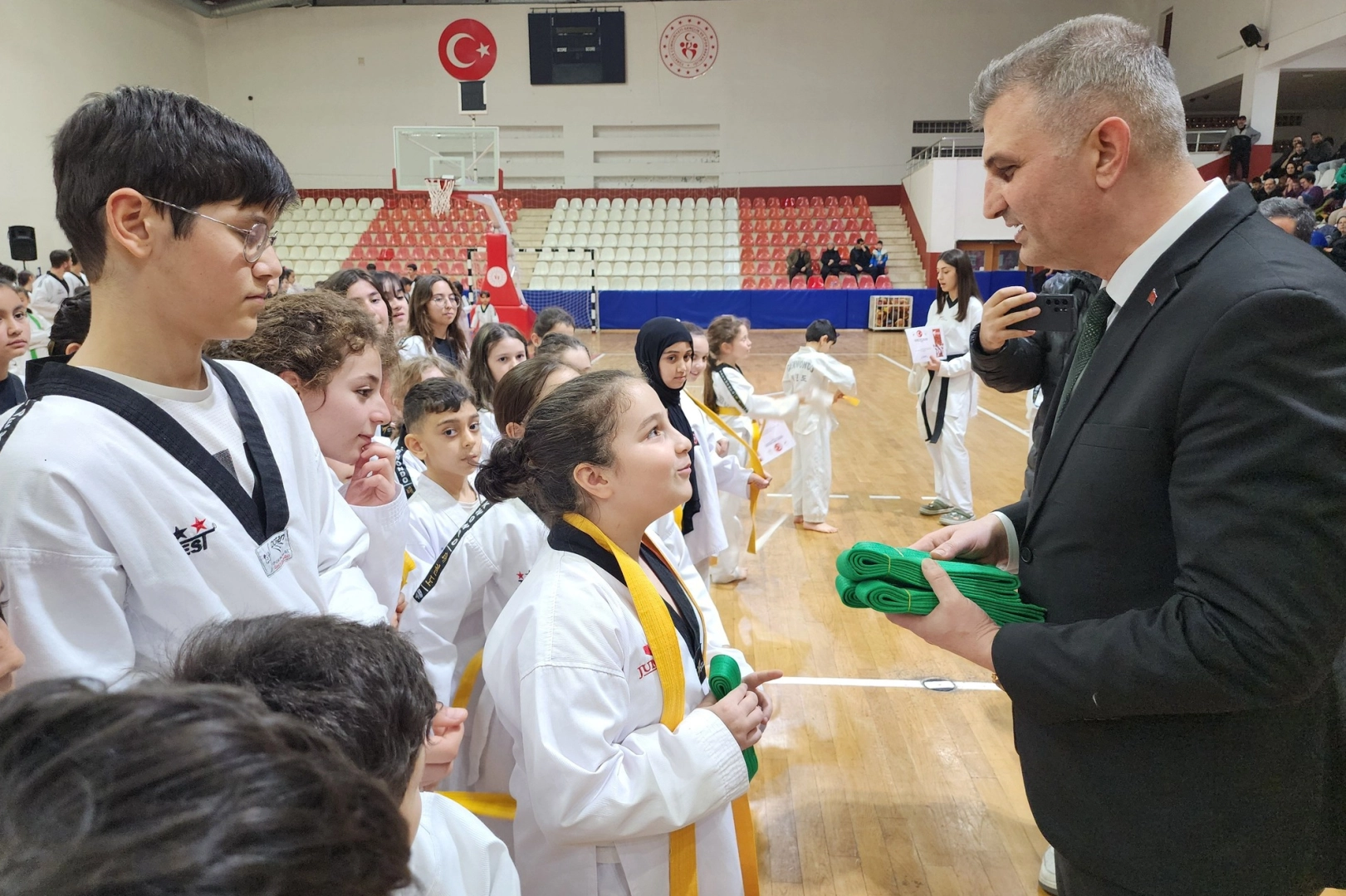 Kocaeli’de Gölcük Belediyespor bünyesindeki Taekwondo branşında bulunan 270 sporcu, düzenlenen