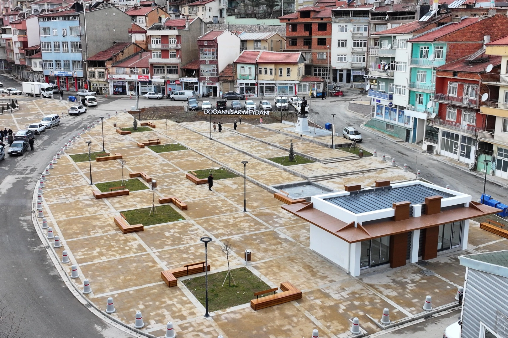 Konya Büyükşehir Belediyesi tarafından Doğanhisar ilçe merkezinde meydan düzenleme çalışması