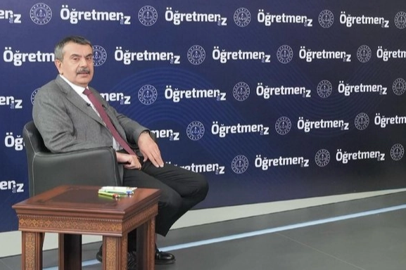 “ÖğretmenİZ” Dijital Platformu’nun canlı yayınında öğretmenlerden gelen soruları yanıtlayan Millî