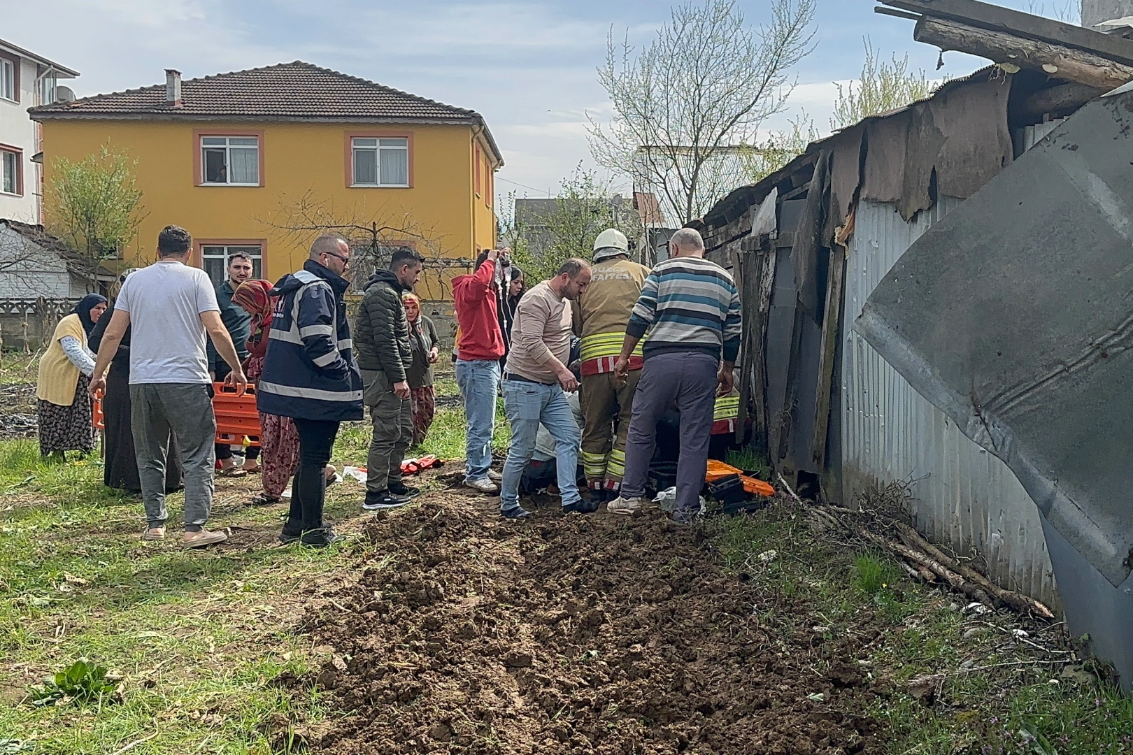 Düzce’de kendi bahçesinde ‘patpat’ diye tabir edilen tarım aracıyla çift